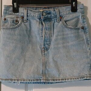 Levis/Icon Skirt/Women/26/Light Wash/Denim Raw Hem Button Fly Mini
